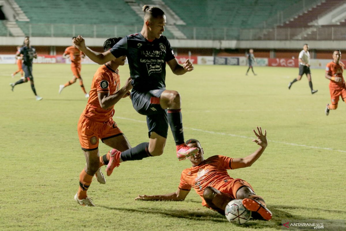 Tampil agresif, Arema FC tumbangkan Persiraja 2-0
