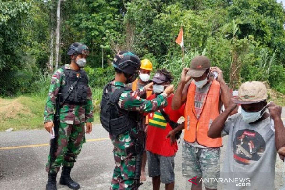 Satgas TNI Yonif 512 bagikan masker cegah COVID-19 di perbatasan  RI-PNG