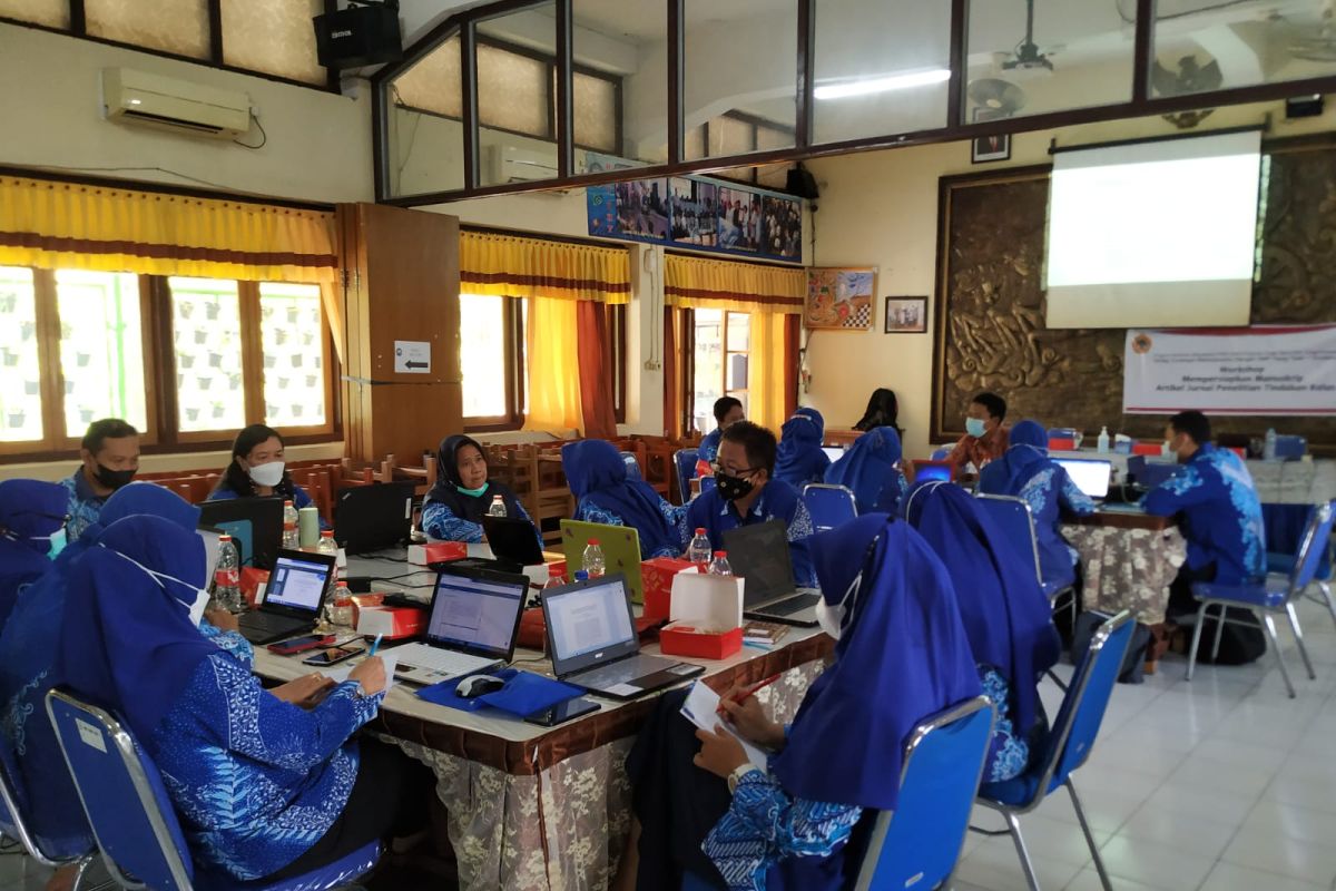 Tingkatkan profesionalisme guru, Dosen Sastra Inggris Untag Surabaya berikan pelatihan