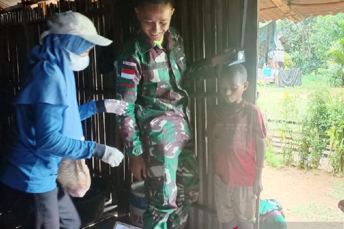 Satgas TNI Yonif 403-Puskesmas Ubrub beri layanan kesehatan anak di perbatasan