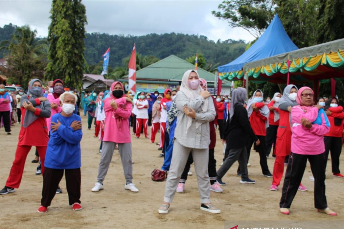 Ketua TP PKK Tapteng ajak warga dan lansia sukseskan vaksinasi dan patuh prokes COVID-19