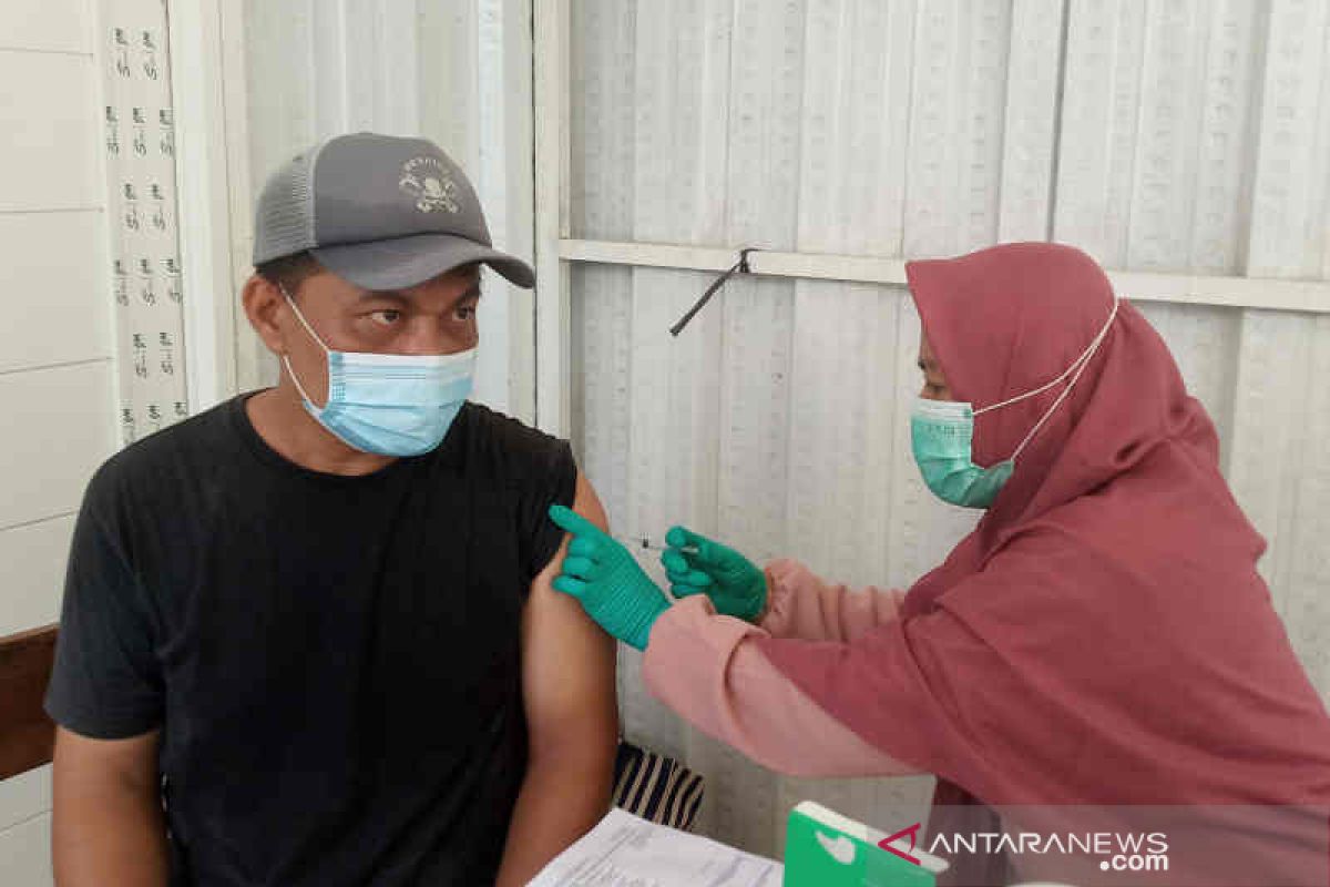 Bidan Desa di Cirebon sasar warga tuntaskan capaian vaksinasi COVID-19
