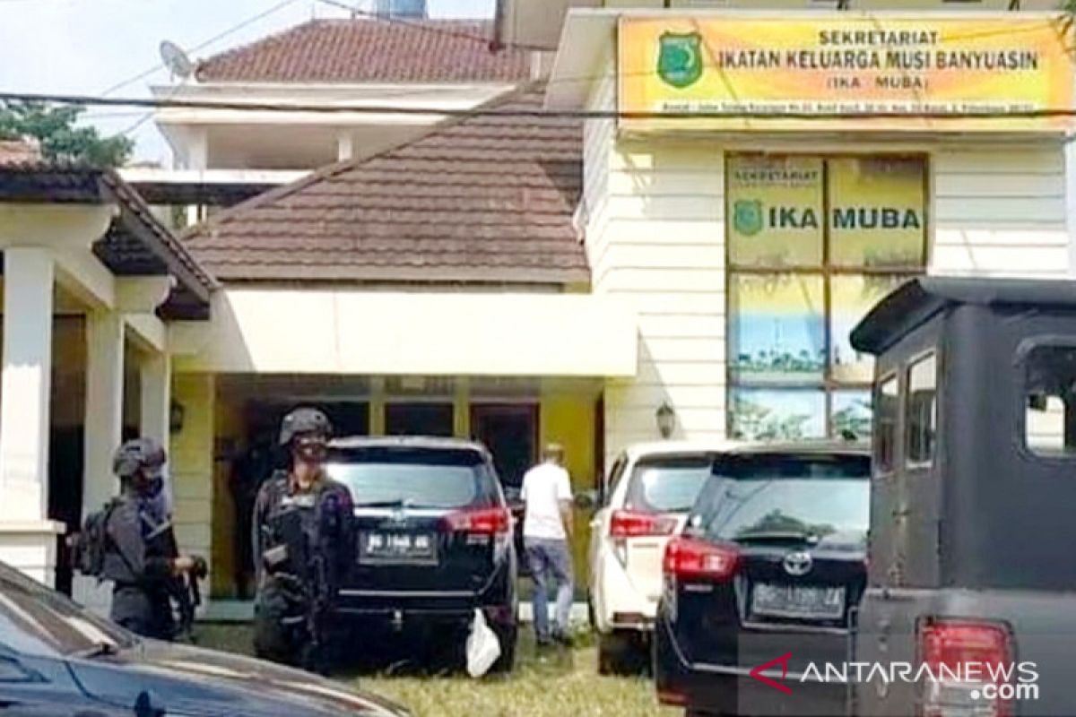 Penyidik KPK geledah Kantor Sekretariat IKA Musi Banyuasin