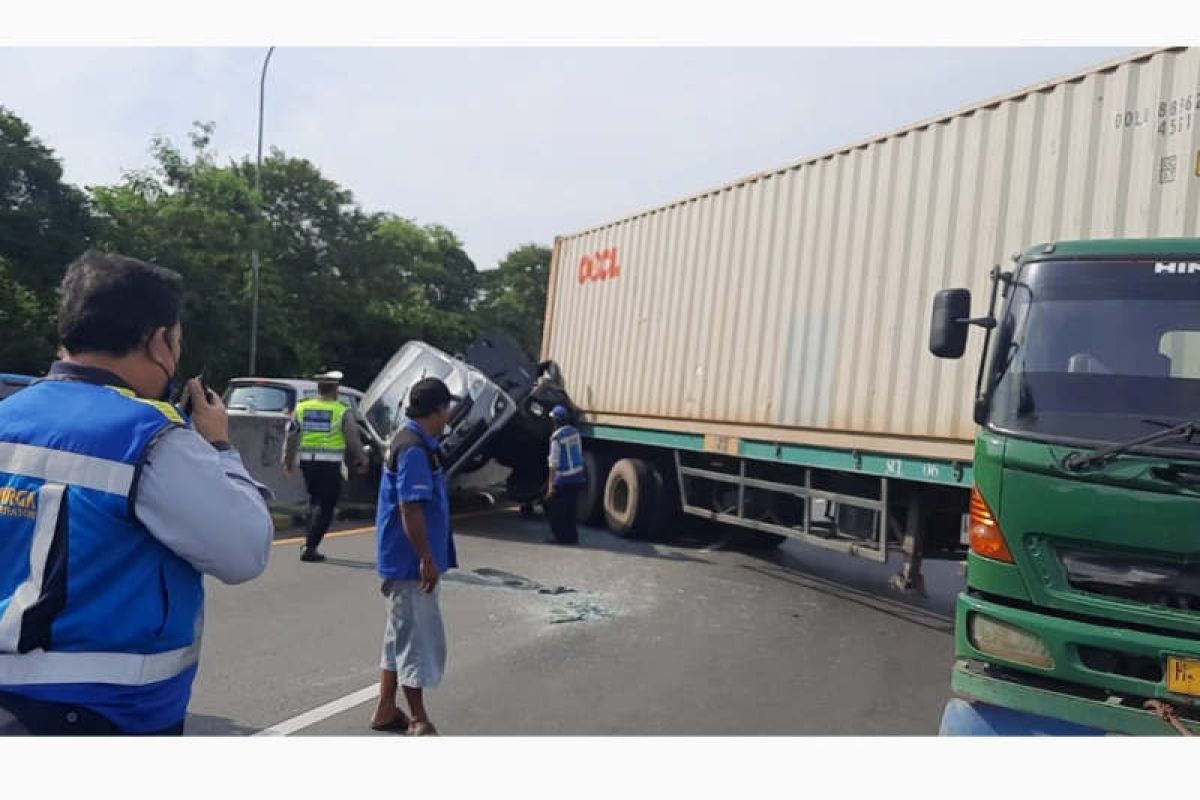 Dua unit mobil tergencet truk kontainer di tol Semarang