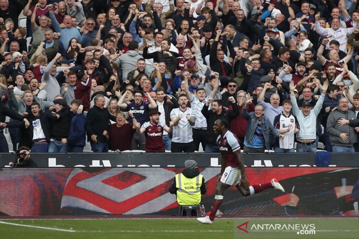 Michail Antonio  bawa West Ham tundukkan Tottenham