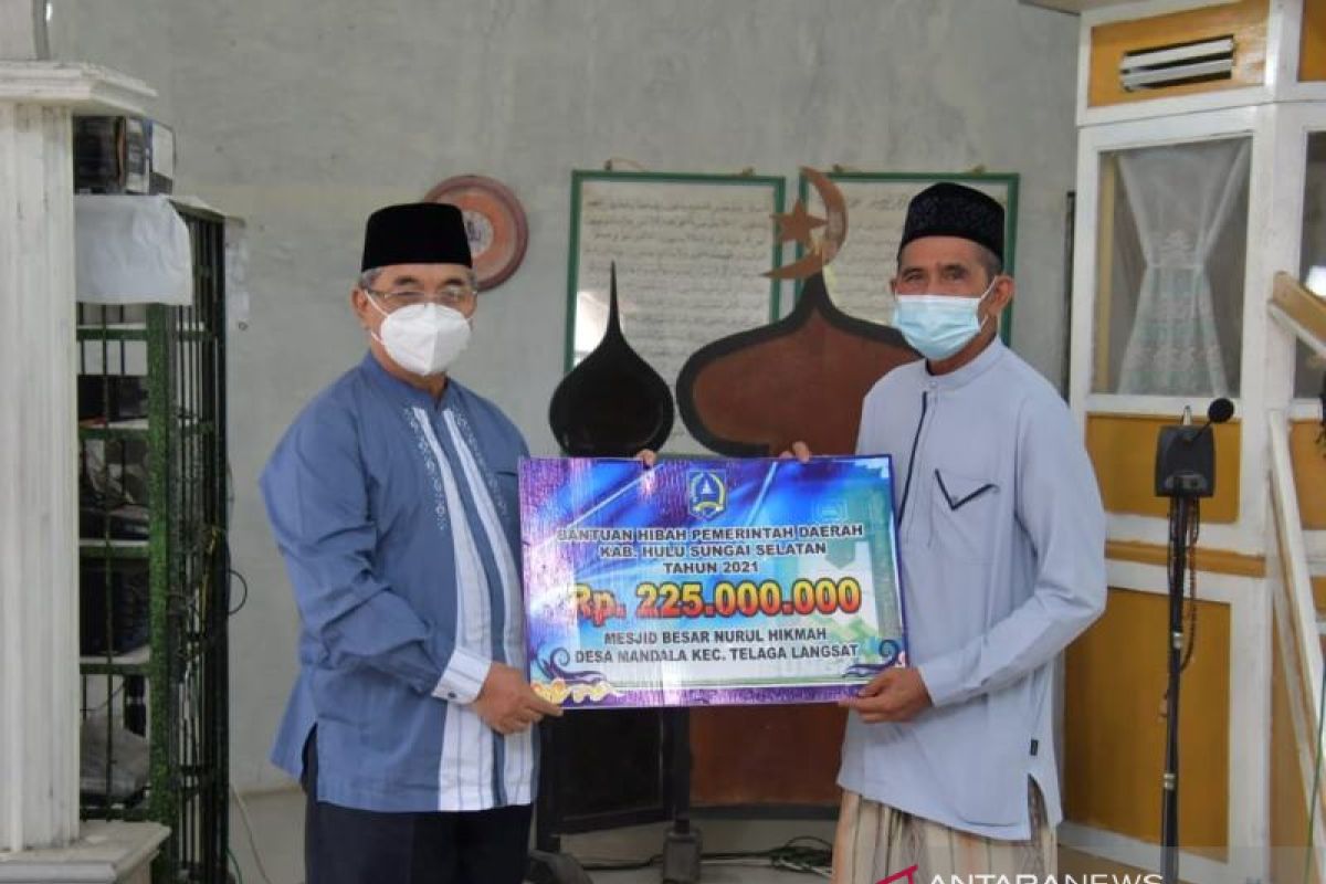 Pemkab HSS serahkan alokasi bantuan renovasi Masjid besar Nurul Hikmah