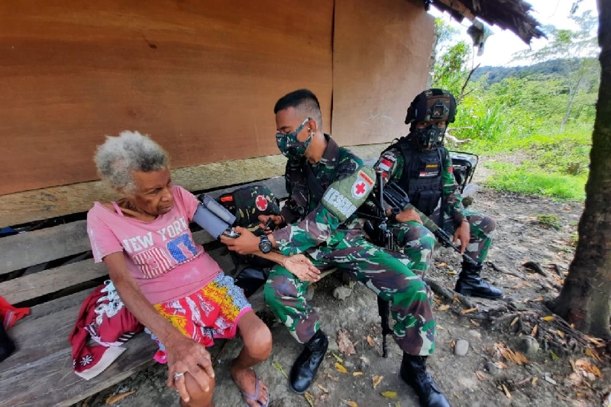 Satgas TNI Yonif 512 berikan layanan kesehatan warga Papua perbatasan RI-PNG