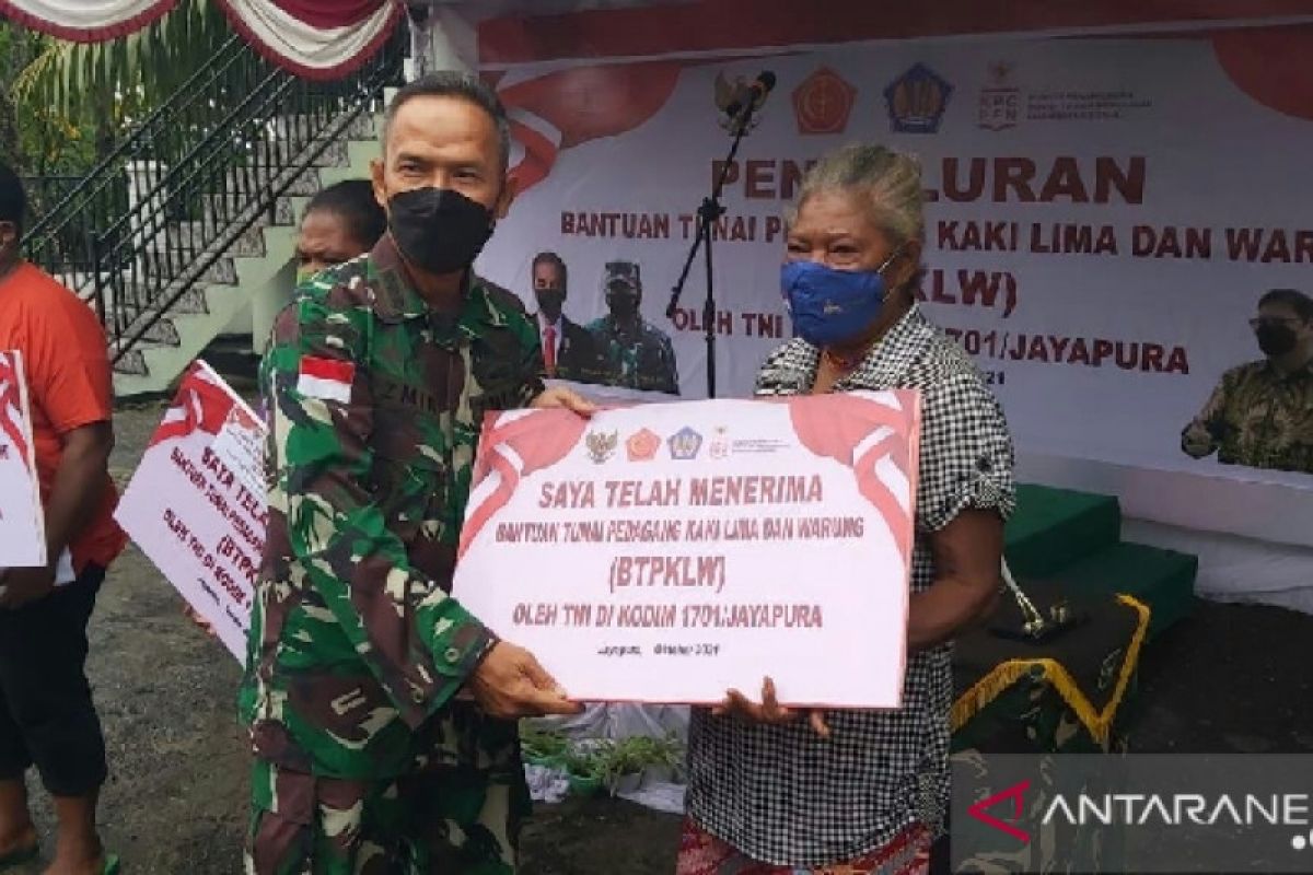 Kodim 1701/Jayapura salurkan bantuan tunai PKL-warung