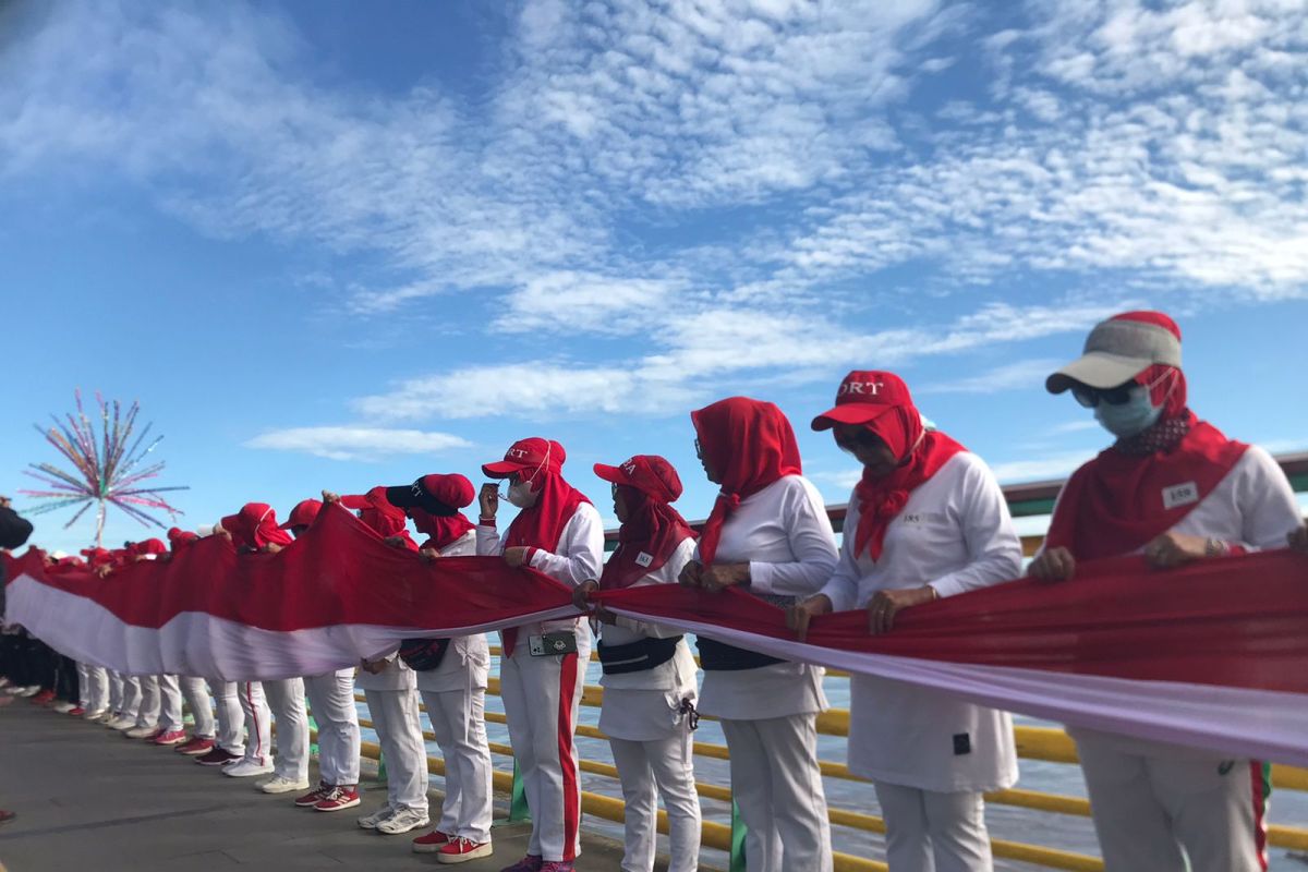 Bendera Merah Putih sepanjang 100 meter dibentangkan di Sungai Kapuas Pontianak