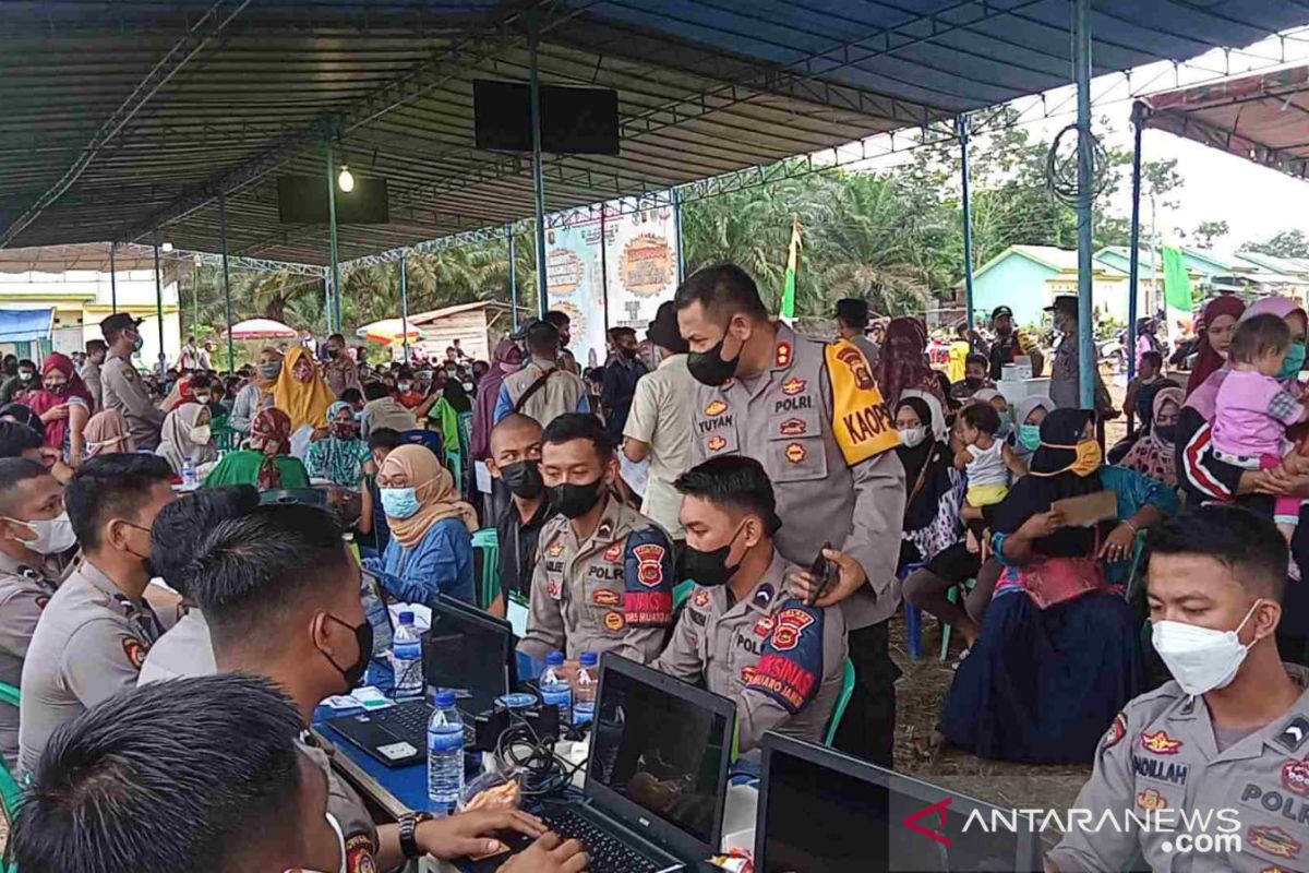 Cuaca panas tak surutkan warga Jaluko Muarojambi mendapatkan vaksinasi