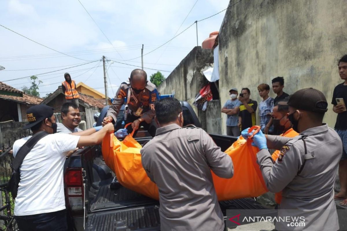 Tim Inafis Polres OKU evakuasi jasad wanita muda tewas gantung diri di kamar kos