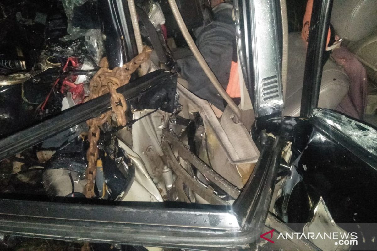 Lima penumpang  tewas dalam tabrakan minibus dengan truk