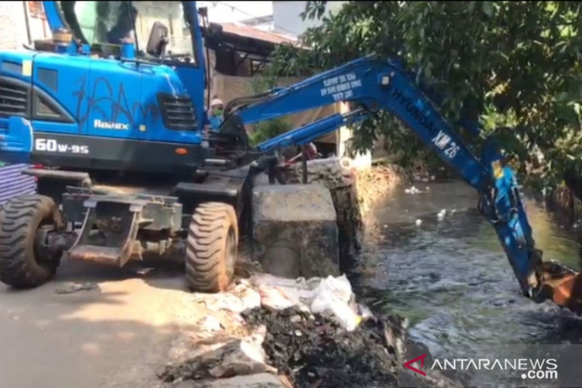 Jakarta Selatan gerebek lumpur di Kali Grogol untuk antisipasi banjir