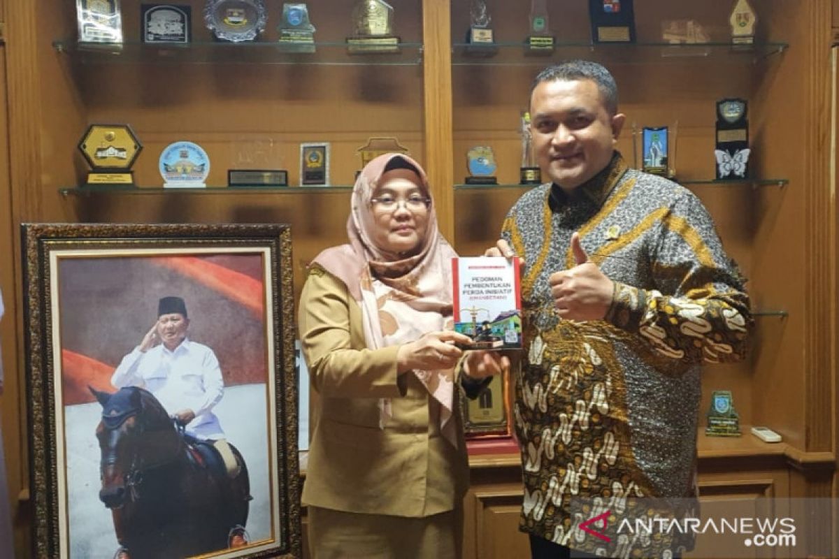 Sekretariat DPRD Kabupaten Bogor terbitkan buku "Emanberani"