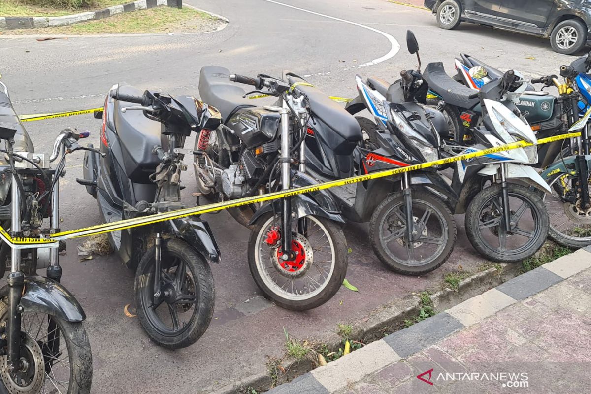 Kendaraan curian ditimbun dekat tambak udang