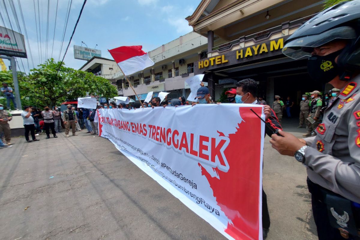 Sekelompok warga Trenggalek demo tolak tambang emas SMN