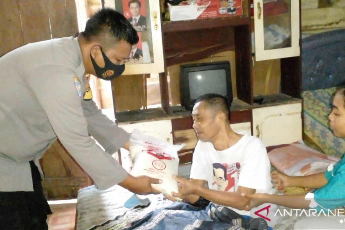 Polisi Bangka Barat salurkan sembako sambil ajak vaksinasi COVID-19