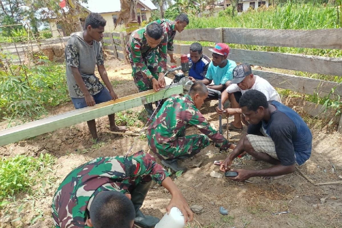 Satgas TNI Yonif 315 buatkan sumur bor untuk warga Kiworo Merauke