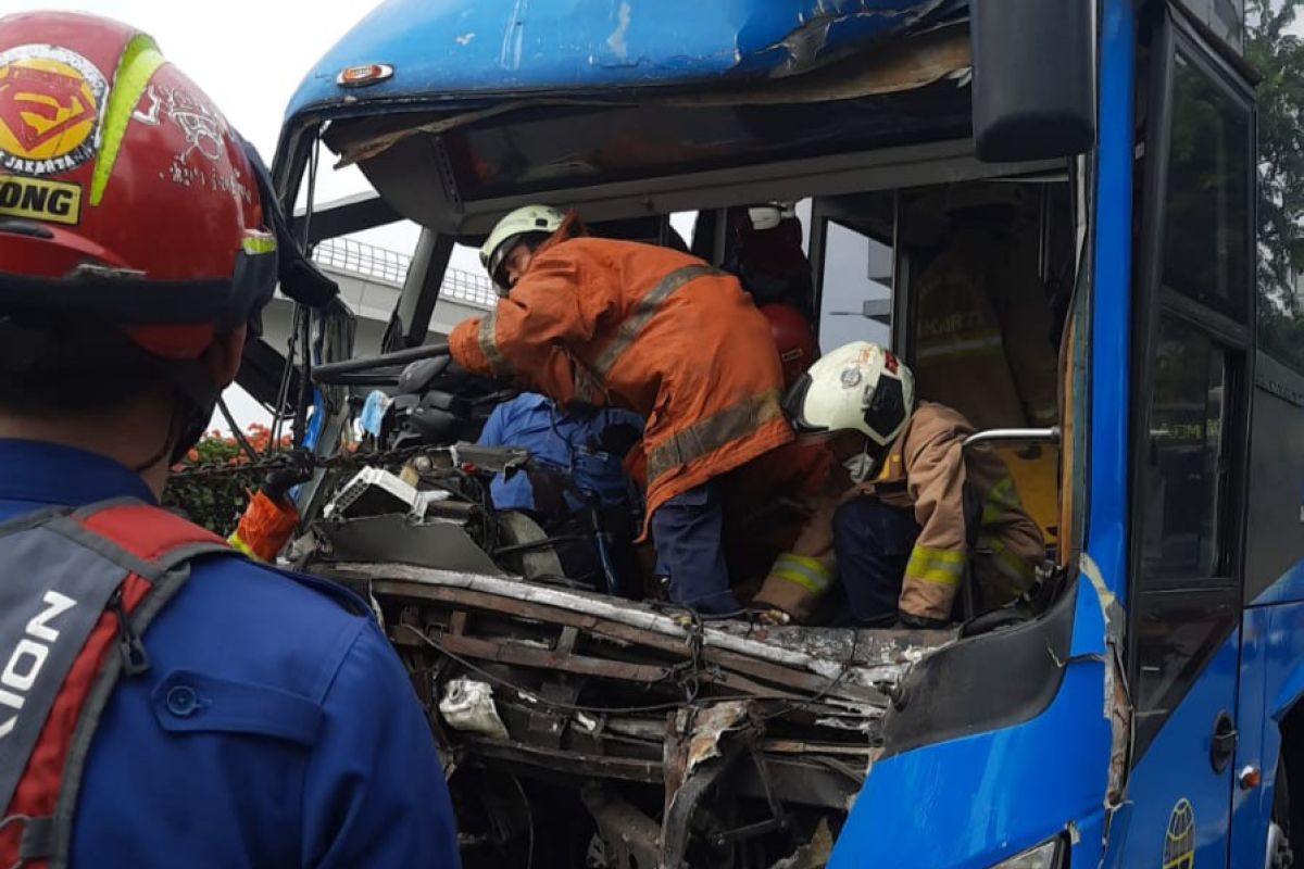 Suku Dinas Gulkarmat Jaktim evakuasi korban tewas dalam kecelakaan TransJakarta