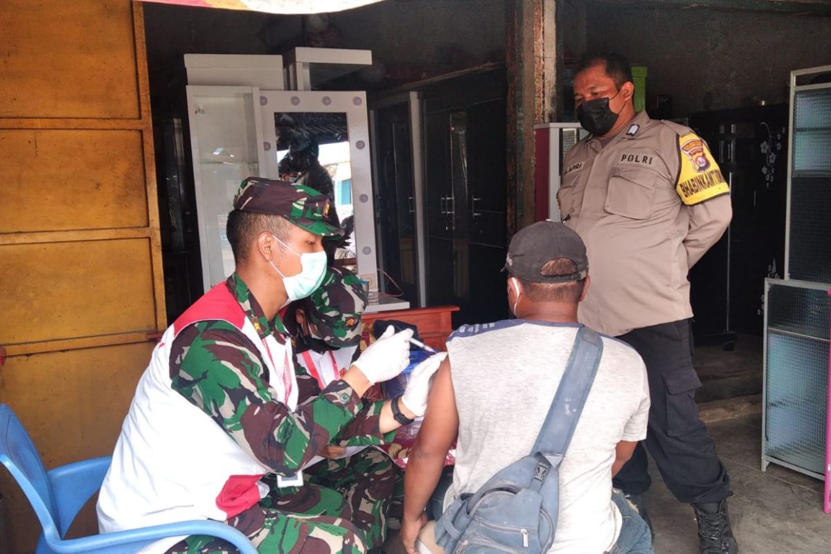 Polisi Tangerang sasar pedagang dan pengunjung pasar untuk vaksinasi
