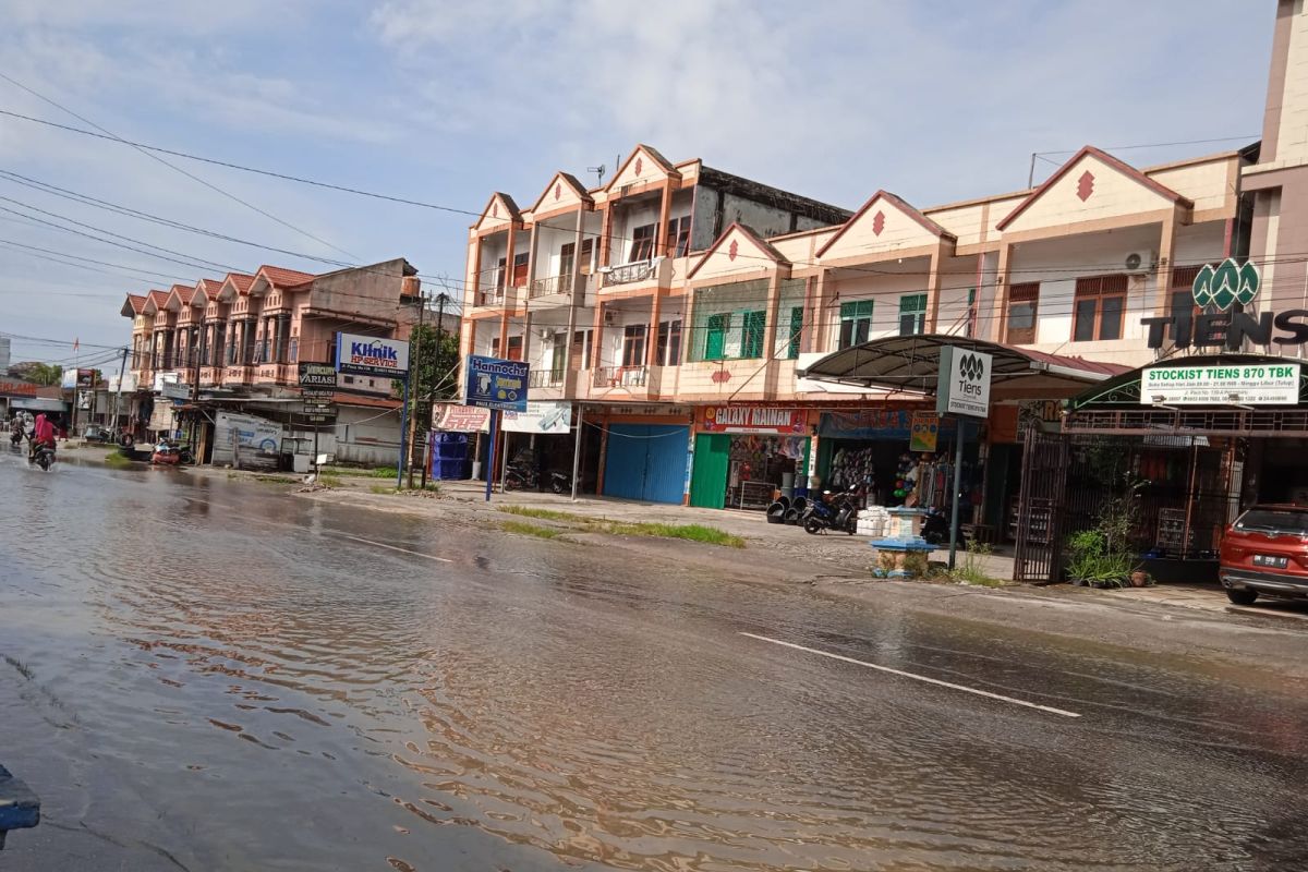 Banjir menggenangi ruas jalan Pekanbaru
