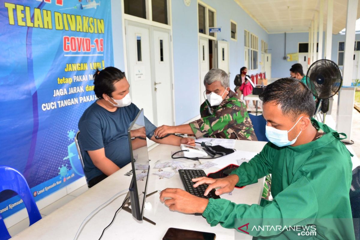 Lanud Sjamsudin Noor gelar pelayanan vaksinasi tiga kali sepekan