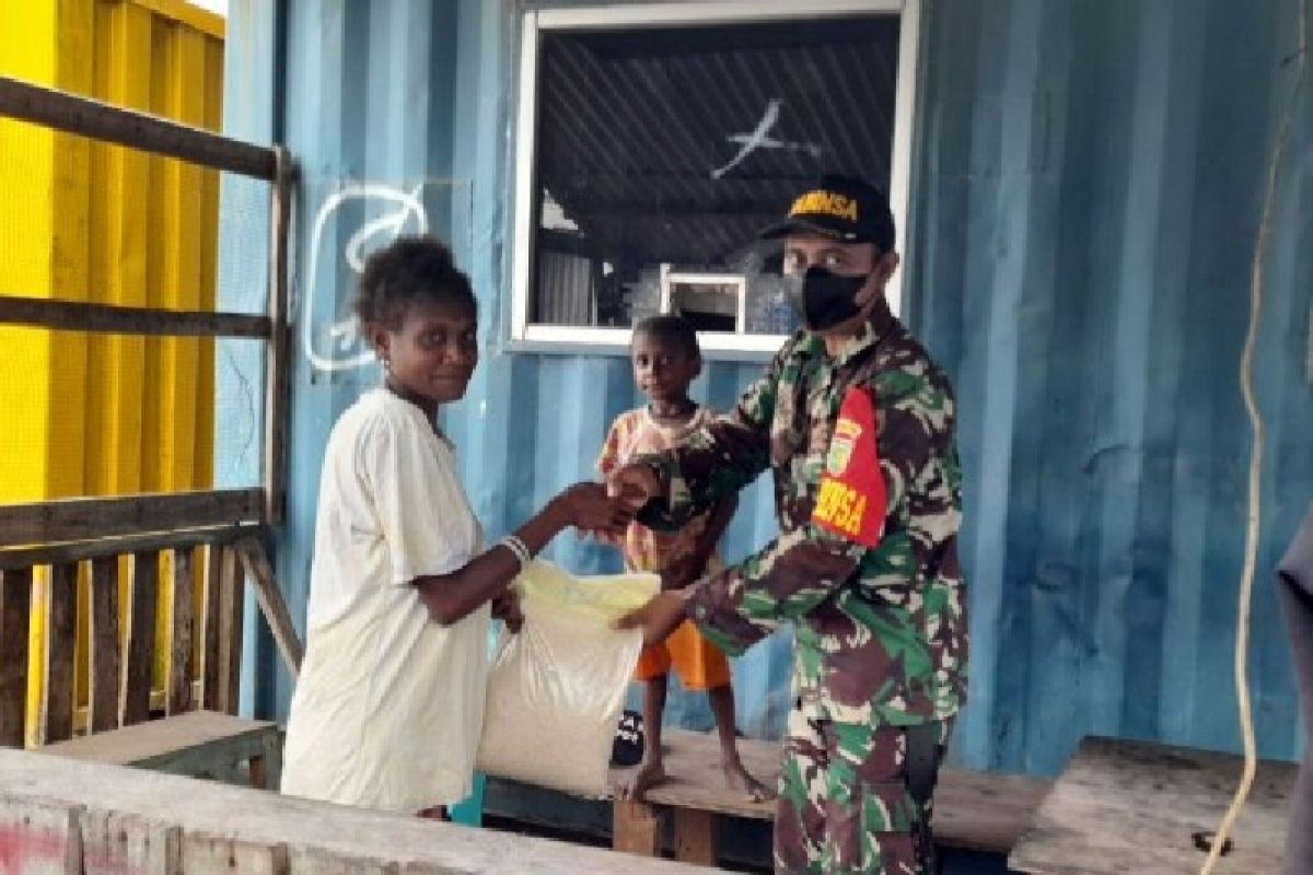 Aparat TNI bagikan sembako ke warga Mimika