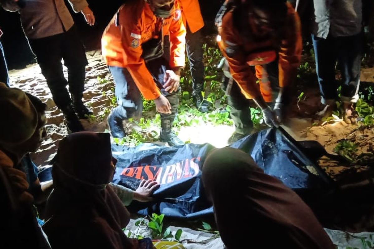 SAR temukan dua anak terseret ombak tewas di pantai gratis Singkawang