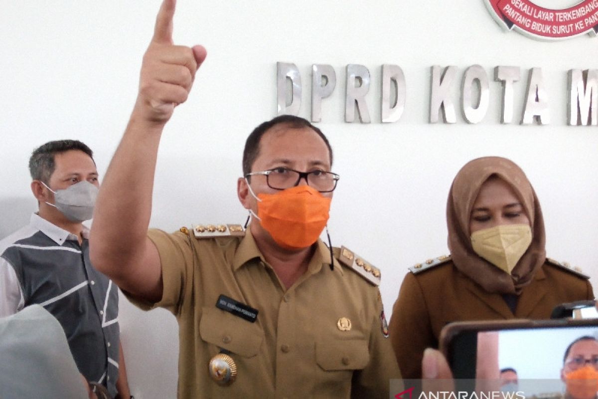 Wali Kota Makassar pastikan oknum pegawai kontrak pemalsu sertifikat vaksin dipecat