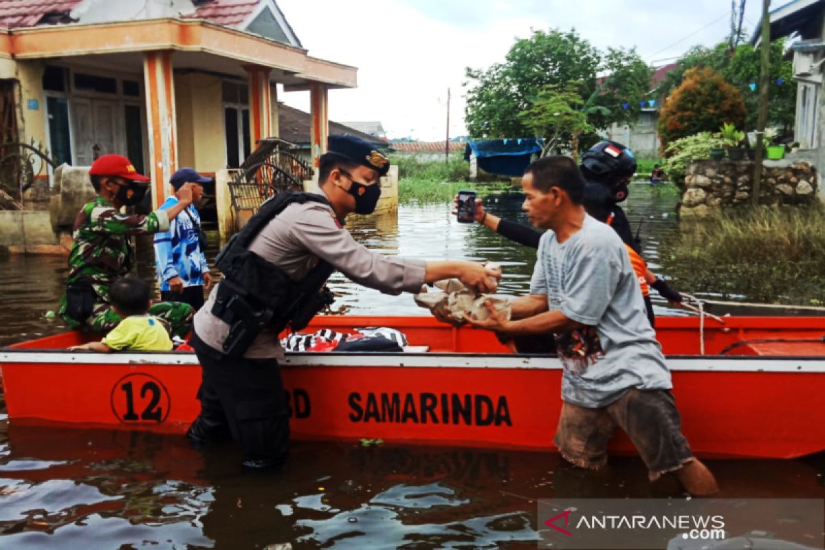 Polresta Samarinda melakukan patroli kemanusiaan di wilayah banjir