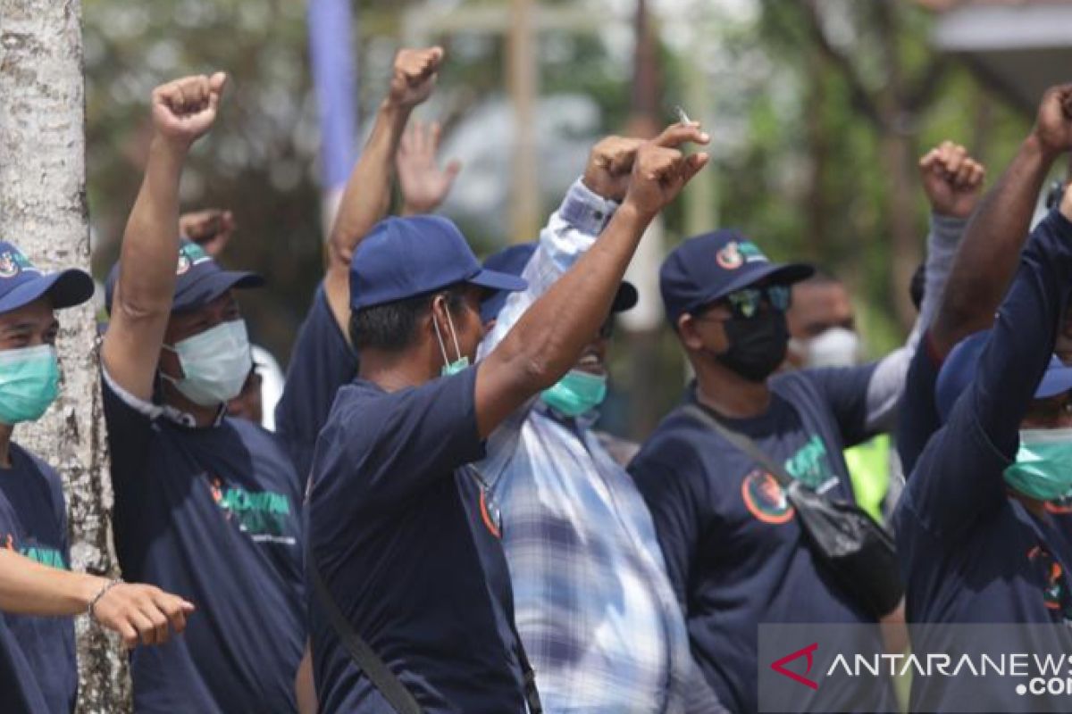 Sandiaga Uno disambut relawan Kawan Sandi saat tiba di Sorong