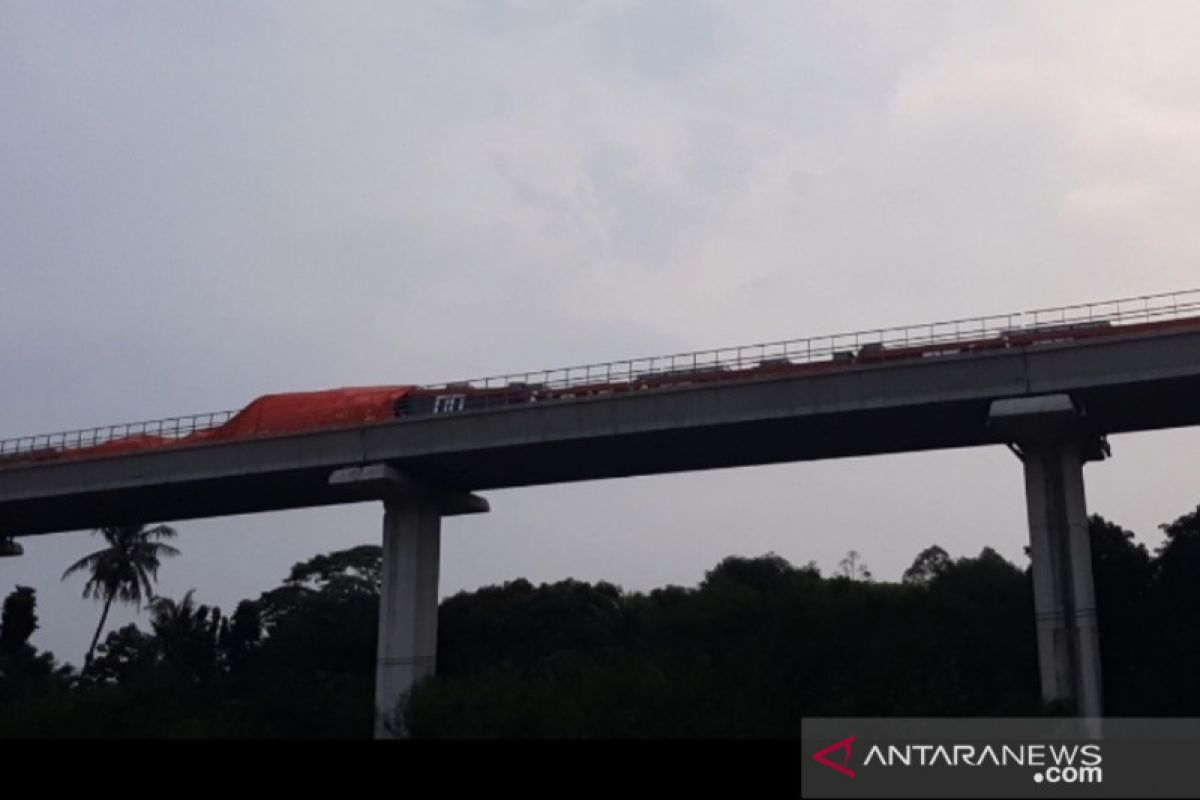 Petugas belum evakuasi badan LRT tabrakan di ruas Munjul