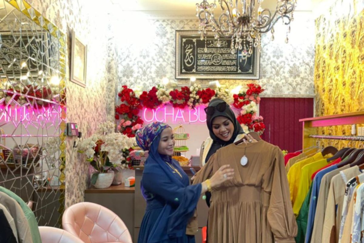 Sukses bisnis fashion di Jakarta, wanita muda ini buka butik di Tembung