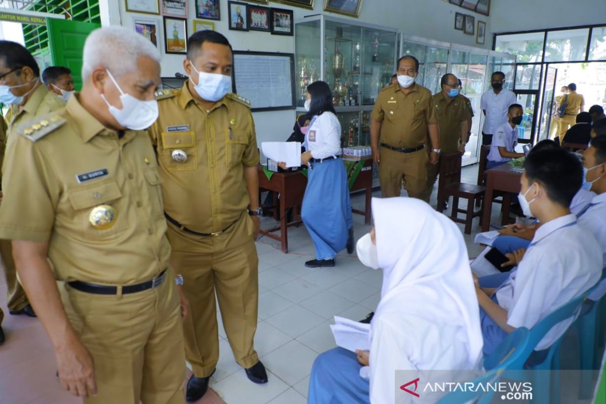 Bupati Asahan tinjau pelaksanaan vaksinasi di SMA Negeri