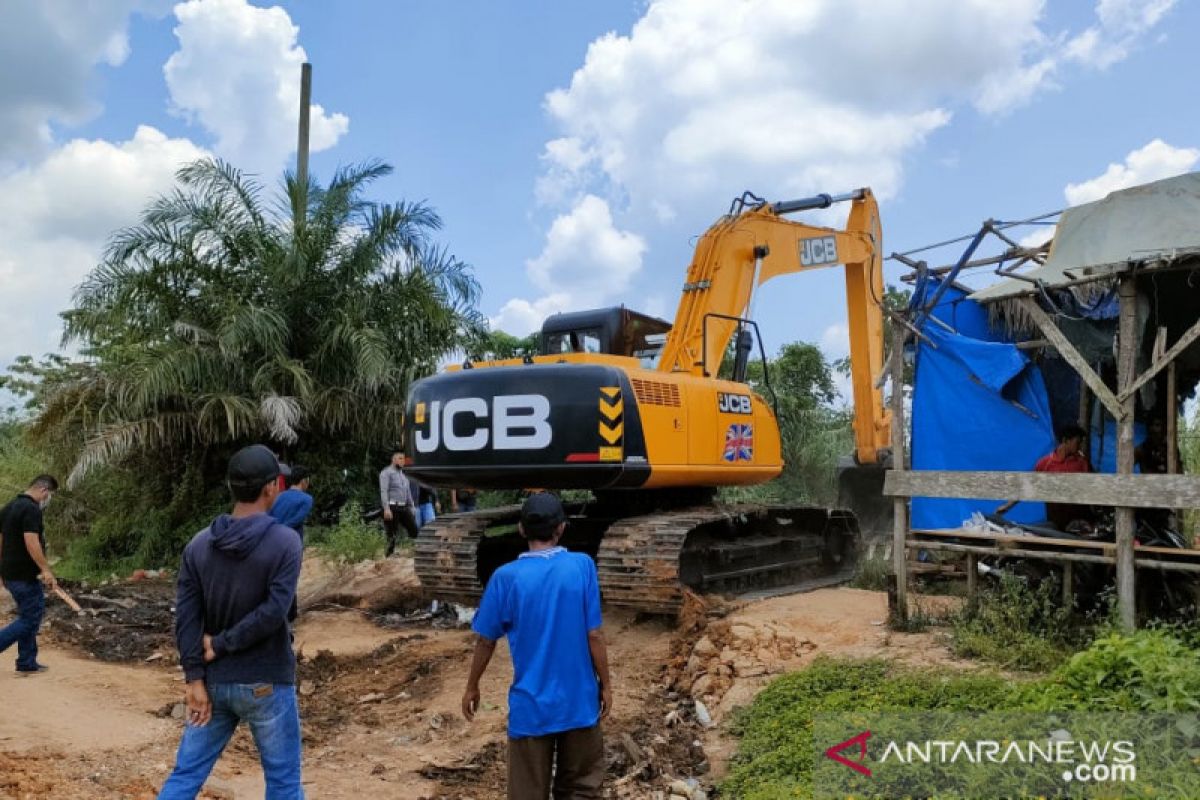 Polres Batanghari membongkar sumur minyak ilegal di Bajubang