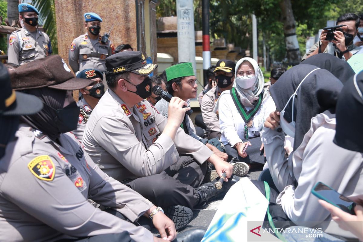 Kapolda NTB mengevaluasi kinerja anggota terkait penanganan unjuk rasa