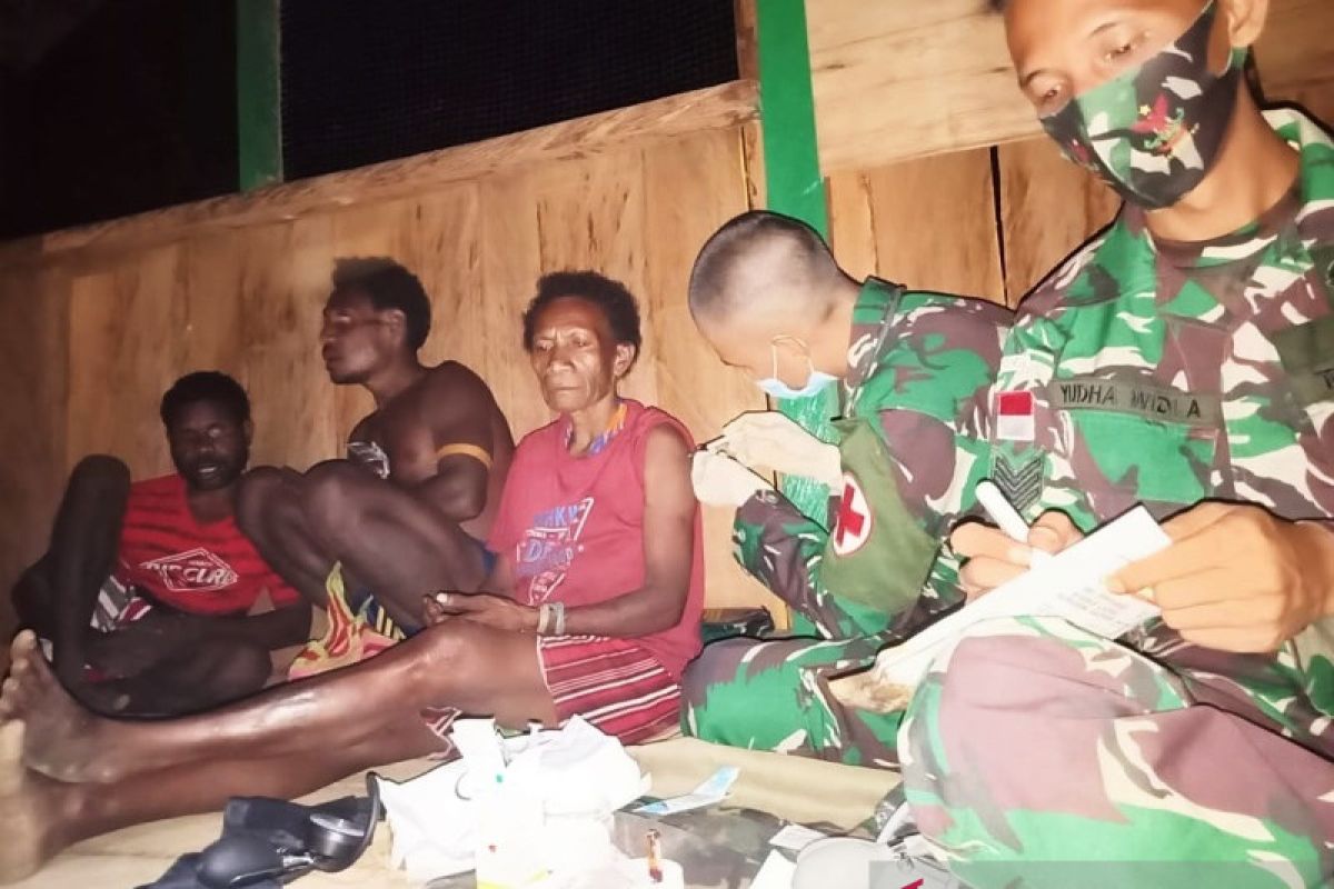 Satgas TNI Yonif 403 obati warga sakit malaria di perbatasan RI-PNG