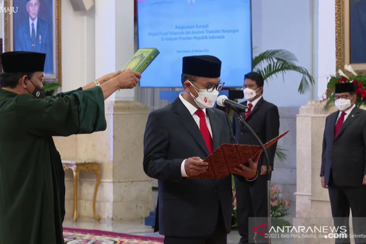 Presiden Jokowi saksikan sumpah jabatan Kepala PPATK Masa Jabatan 2021-2026