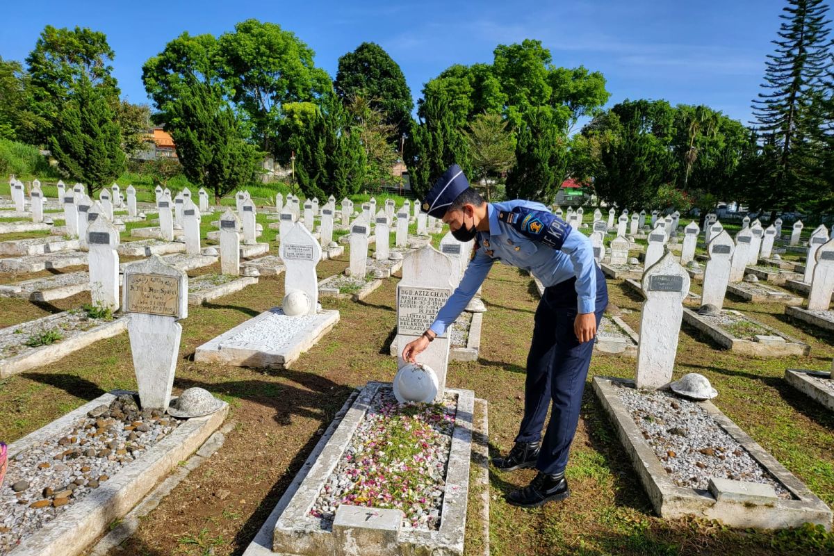 Peringati HDKD, Lapas dan Bapas Bukittinggi lakukan ziarah ke Makam Pahlawan