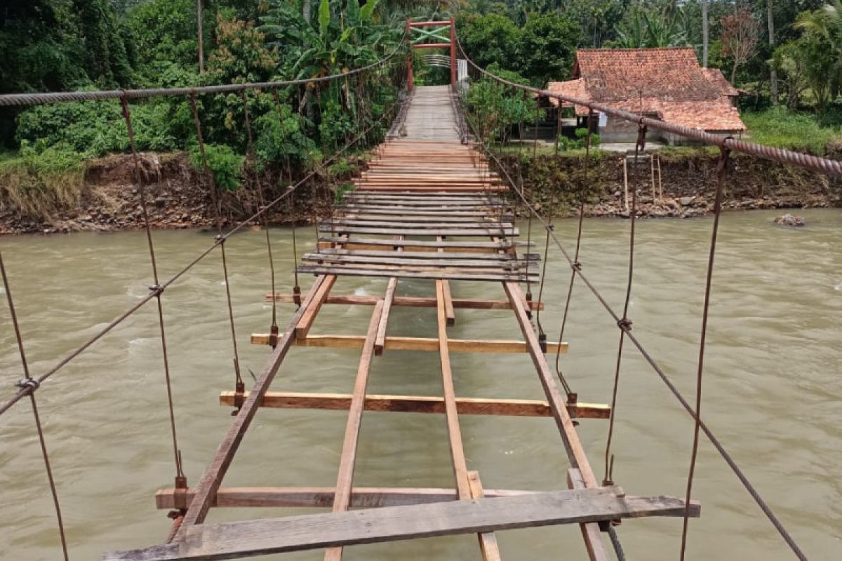 Dua jembatan gantung yang putus akibat banjir selesai diperbaiki