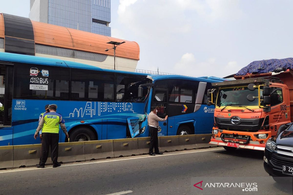 Polisi gelar olah TKP tabrakan TransJakarta