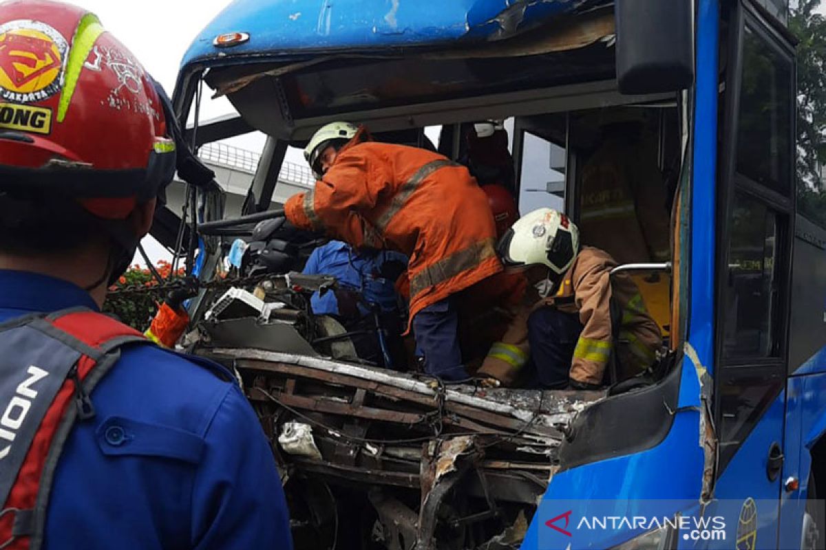 Dua korban kecelakaan TransJakarta jalani operasi patah tulang di RS Polri