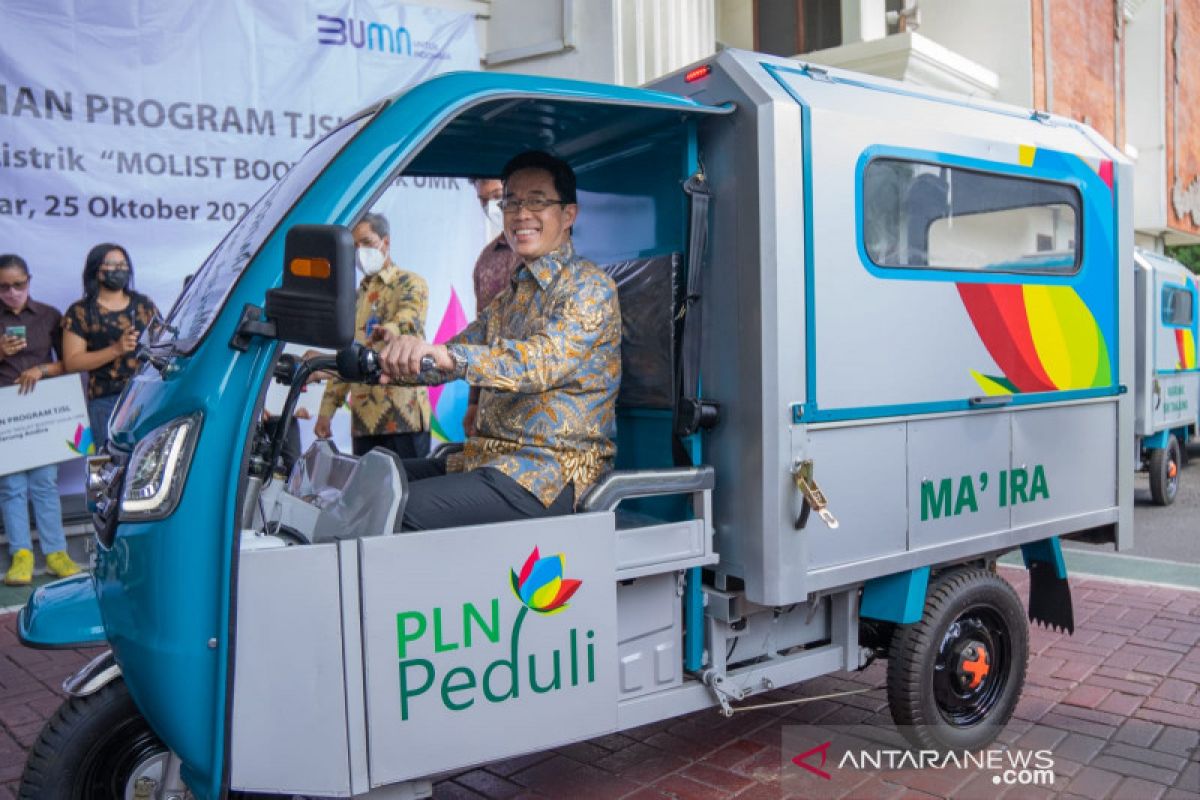 Bali MSEs receive electric motorcycle carts from PT PLN