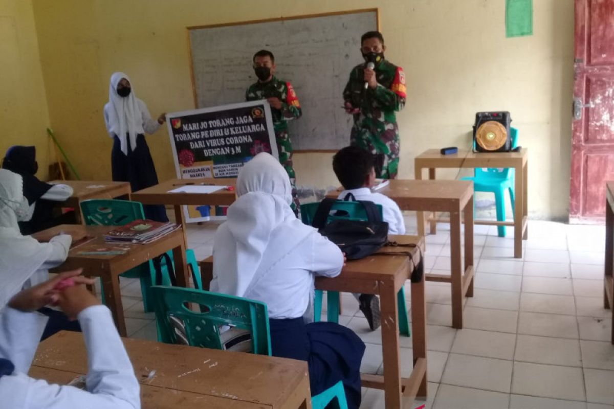 Babinsa Kepulauan Sangihe sosialisasikan prokes di sekolah