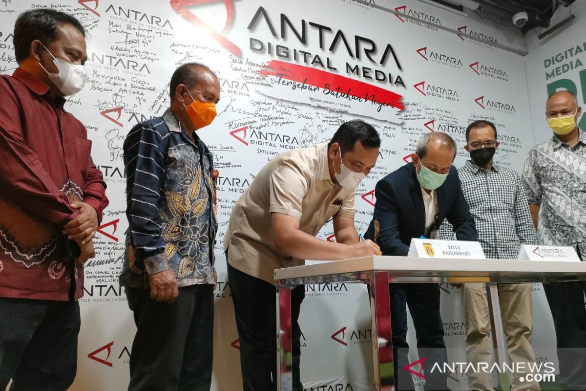 Wali Kota Banjarbaru - LKBN Antara tandatangani MoU penyebarluasan informasi publik