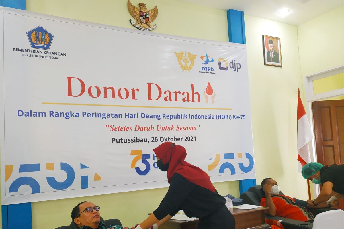 Kemenkeu gelar aksi donor darah memperingati Hari Oeang di Kapuas Hulu