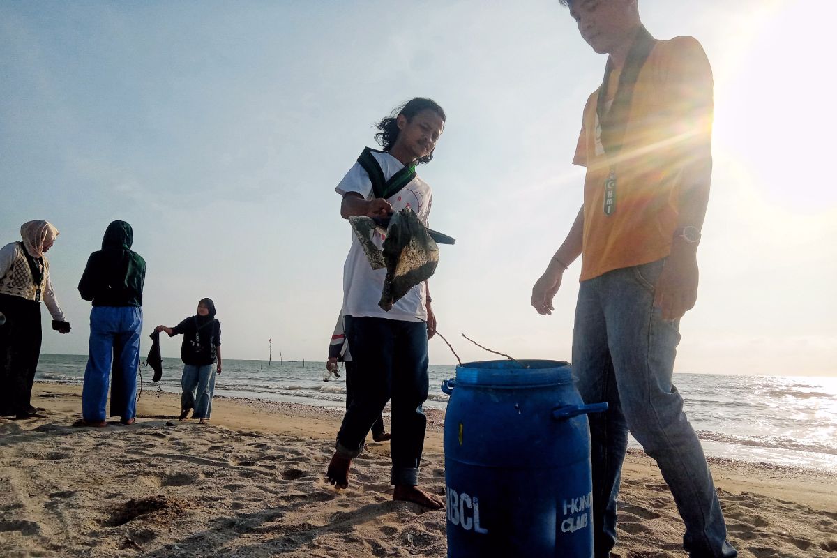 Kader HMI  bersihkan sampah di Pantai Mutiara Baru Lampung Timur