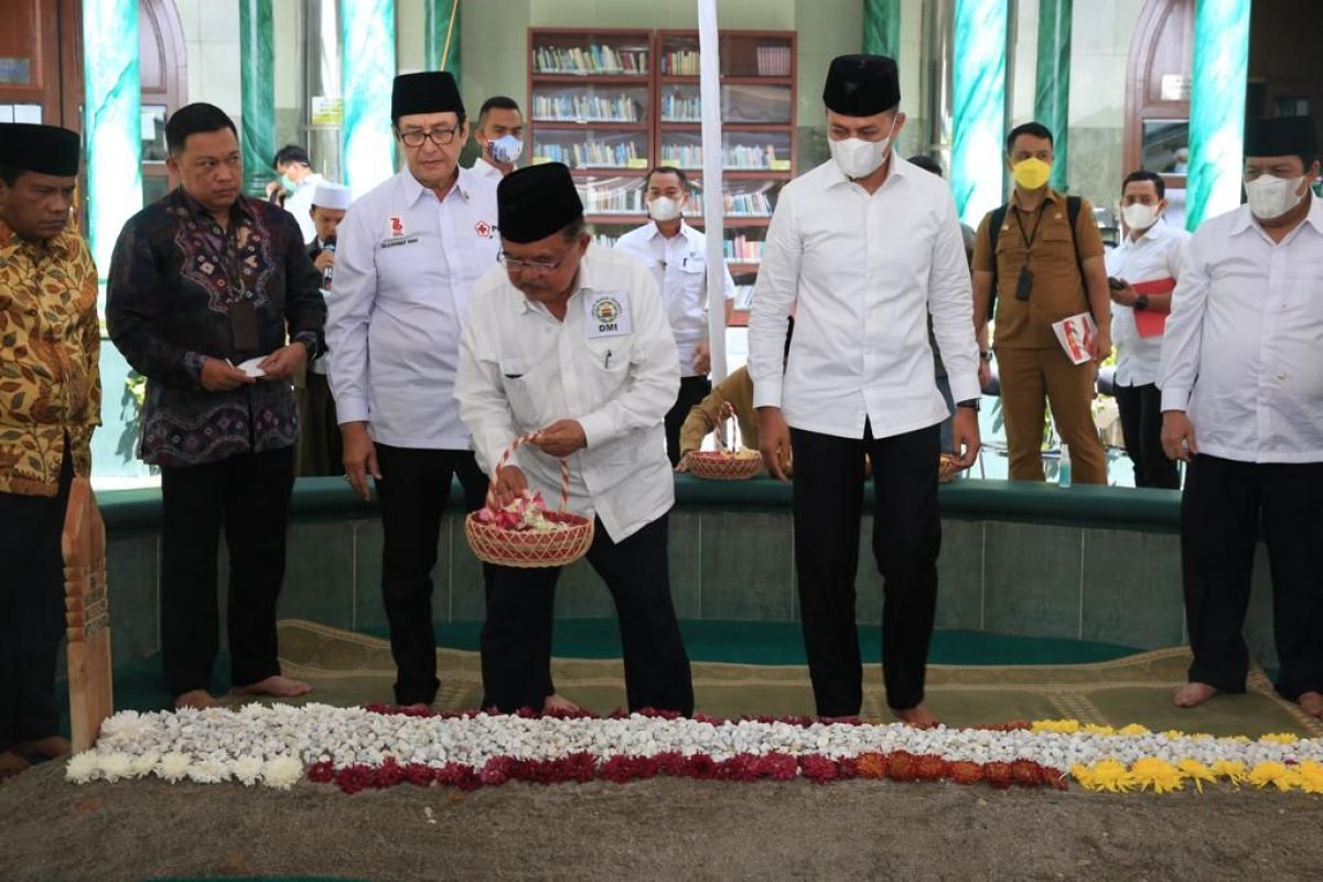 Ziarah ke makam H Anif, Jusuf Kalla: Almarhum pengusaha yang peduli dan mengikuti tauladan Rasulullah