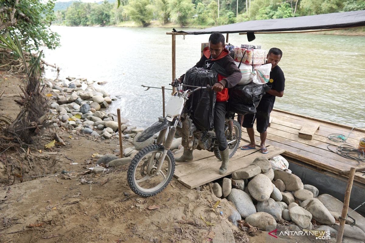 Warga Suwawa Timur dan Pinogu gunakan perahu untuk menyeberangi sungai