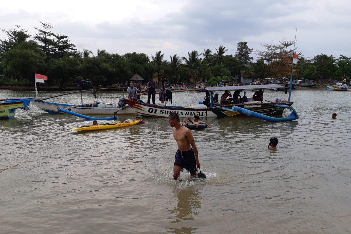 Lima bocah terseret arus Sungai Palangpang Sukabumi satu masih dalam pencarian